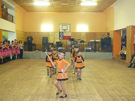 mažoretky sokolský ples Bělčice 6.2.2010 017zm.JPG